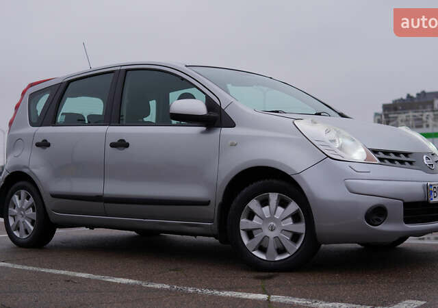 Серый Ниссан Ноут, объемом двигателя 1.6 л и пробегом 215 тыс. км за 6000 $, фото 2 на Automoto.ua