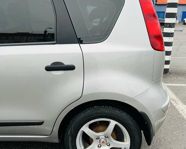 Серый Ниссан Ноут, объемом двигателя 1.4 л и пробегом 220 тыс. км за 5700 $, фото 2 на Automoto.ua