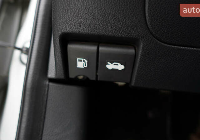 Серый Ниссан Ноут, объемом двигателя 1.6 л и пробегом 215 тыс. км за 6000 $, фото 42 на Automoto.ua