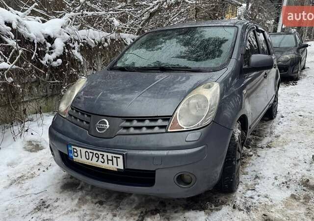 Серый Ниссан Ноут, объемом двигателя 1.6 л и пробегом 266 тыс. км за 6000 $, фото 1 на Automoto.ua