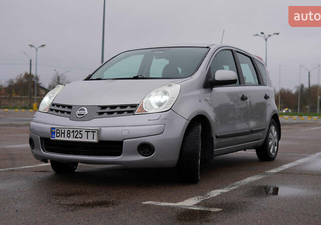 Серый Ниссан Ноут, объемом двигателя 1.6 л и пробегом 215 тыс. км за 6000 $, фото 5 на Automoto.ua