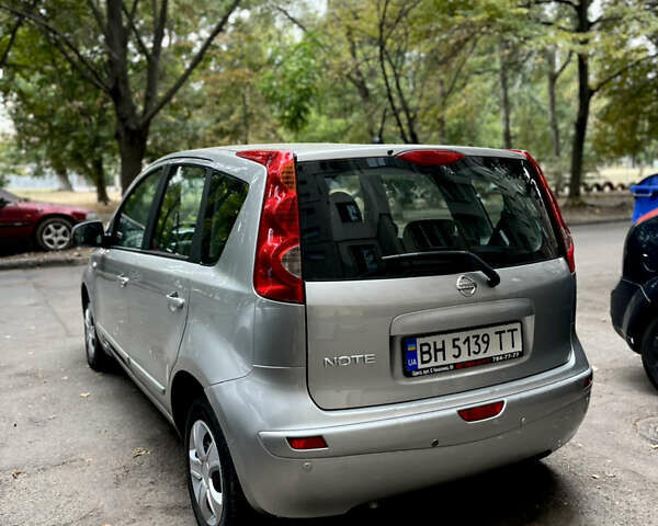 Сірий Ніссан Ноут, об'ємом двигуна 1.6 л та пробігом 248 тис. км за 6100 $, фото 4 на Automoto.ua