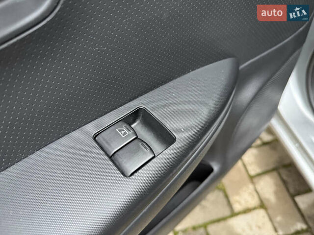 Серый Ниссан Ноут, объемом двигателя 1.4 л и пробегом 142 тыс. км за 4800 $, фото 31 на Automoto.ua