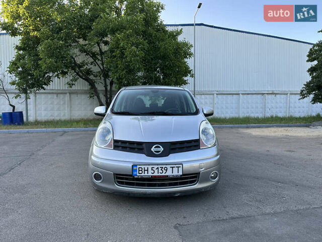 Серый Ниссан Ноут, объемом двигателя 1.6 л и пробегом 250 тыс. км за 5800 $, фото 2 на Automoto.ua