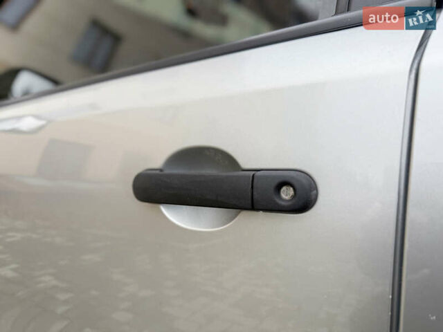 Серый Ниссан Ноут, объемом двигателя 1.4 л и пробегом 142 тыс. км за 5200 $, фото 78 на Automoto.ua