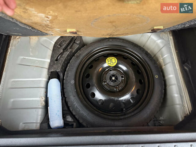 Серый Ниссан Ноут, объемом двигателя 1.4 л и пробегом 142 тыс. км за 5200 $, фото 76 на Automoto.ua