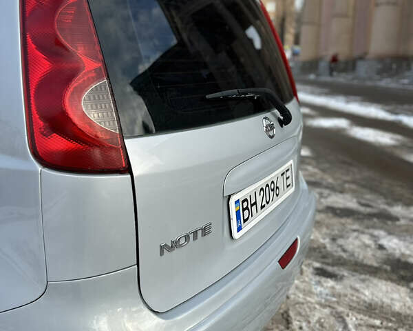 Сірий Ніссан Ноут, об'ємом двигуна 1.6 л та пробігом 178 тис. км за 6200 $, фото 5 на Automoto.ua