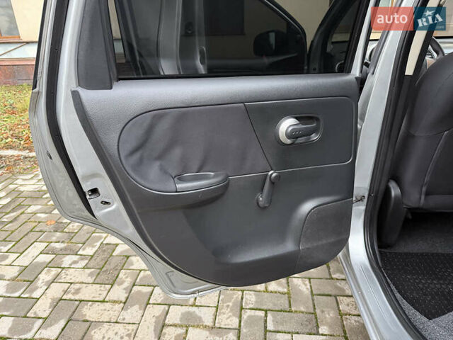 Серый Ниссан Ноут, объемом двигателя 1.4 л и пробегом 142 тыс. км за 5200 $, фото 57 на Automoto.ua