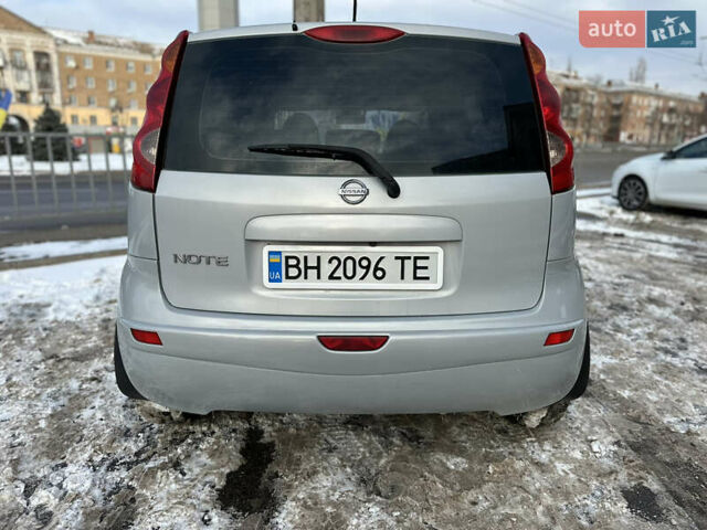 Сірий Ніссан Ноут, об'ємом двигуна 1.6 л та пробігом 178 тис. км за 6200 $, фото 4 на Automoto.ua