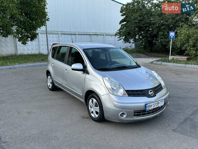 Серый Ниссан Ноут, объемом двигателя 1.6 л и пробегом 250 тыс. км за 5800 $, фото 3 на Automoto.ua