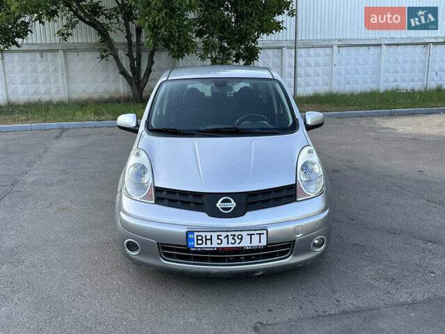 Серый Ниссан Ноут, объемом двигателя 1.6 л и пробегом 250 тыс. км за 5800 $, фото 1 на Automoto.ua