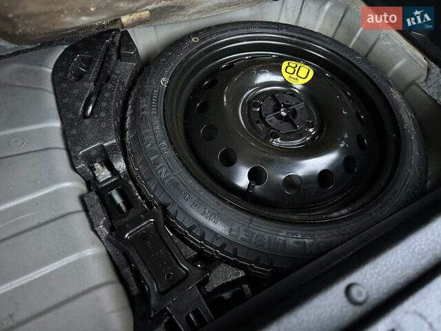 Сірий Ніссан Ноут, об'ємом двигуна 1.6 л та пробігом 190 тис. км за 7950 $, фото 20 на Automoto.ua