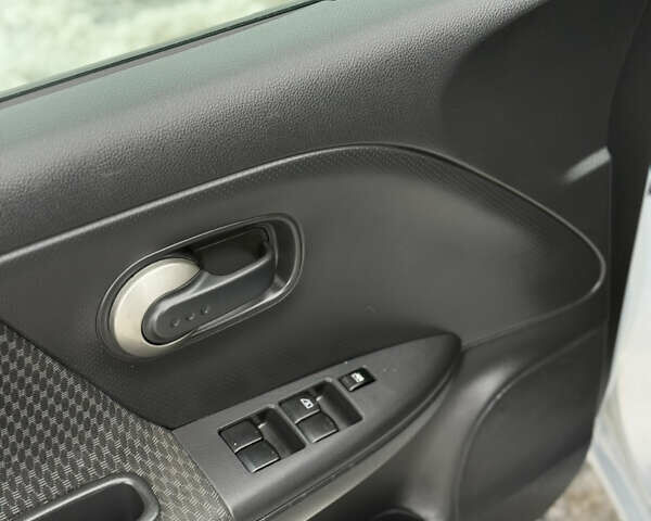 Сірий Ніссан Ноут, об'ємом двигуна 1.4 л та пробігом 188 тис. км за 5000 $, фото 93 на Automoto.ua