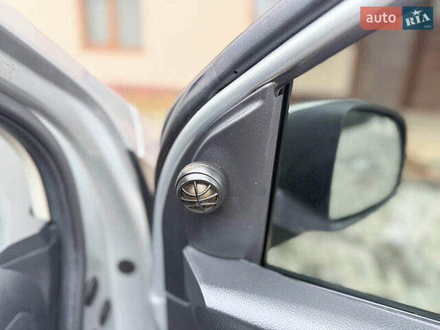 Серый Ниссан Ноут, объемом двигателя 1.4 л и пробегом 142 тыс. км за 5200 $, фото 71 на Automoto.ua