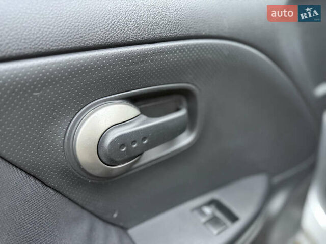 Серый Ниссан Ноут, объемом двигателя 1.4 л и пробегом 142 тыс. км за 5200 $, фото 37 на Automoto.ua