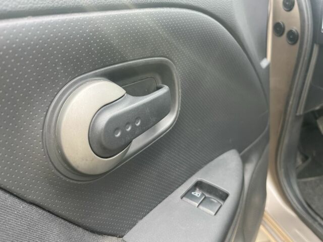 Серый Ниссан Ноут, объемом двигателя 1.6 л и пробегом 250 тыс. км за 1900 $, фото 10 на Automoto.ua