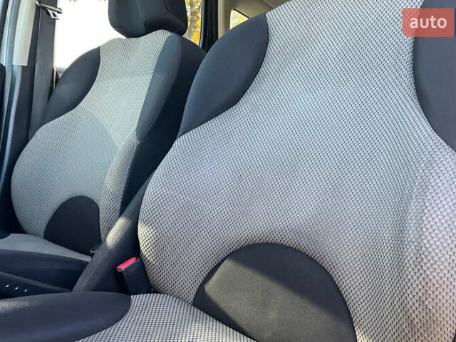 Сірий Ніссан Ноут, об'ємом двигуна 1.46 л та пробігом 212 тис. км за 6000 $, фото 18 на Automoto.ua