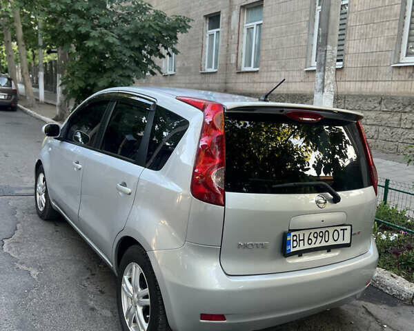 Серый Ниссан Ноут, объемом двигателя 1.5 л и пробегом 45 тыс. км за 8000 $, фото 3 на Automoto.ua