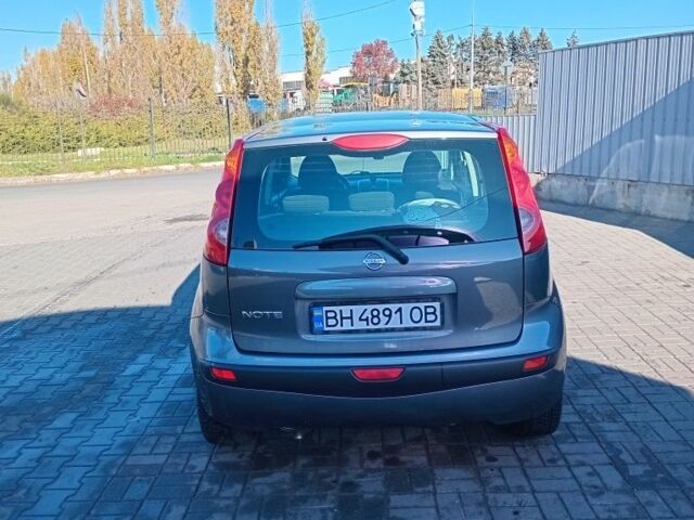 Серый Ниссан Ноут, объемом двигателя 1.6 л и пробегом 175 тыс. км за 6500 $, фото 2 на Automoto.ua