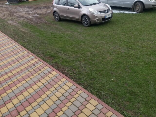 Серый Ниссан Ноут, объемом двигателя 1.4 л и пробегом 250 тыс. км за 5800 $, фото 1 на Automoto.ua