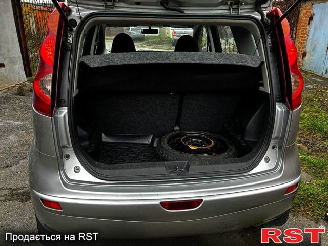 Сірий Ніссан Ноут, об'ємом двигуна 1.4 л та пробігом 210 тис. км за 6500 $, фото 4 на Automoto.ua