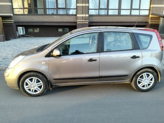 Серый Ниссан Ноут, объемом двигателя 1.6 л и пробегом 205 тыс. км за 6499 $, фото 1 на Automoto.ua