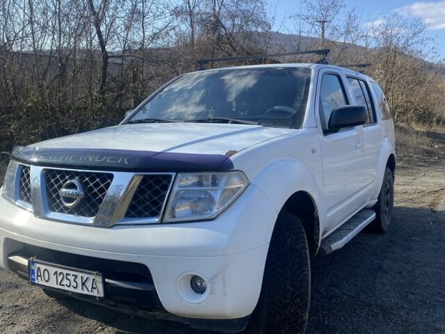 Ниссан Патфайндер 2008 в Мукачеве на Automoto.ua Белый Ниссан Патфайндер, объемом двигателя 2.5 л и пробегом 251 тыс. км за 7800 $, фото 1 на Automoto.ua
