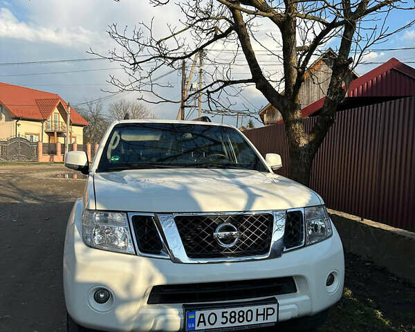 Белый Ниссан Патфайндер, объемом двигателя 2.5 л и пробегом 255 тыс. км за 14900 $, фото 2 на Automoto.ua