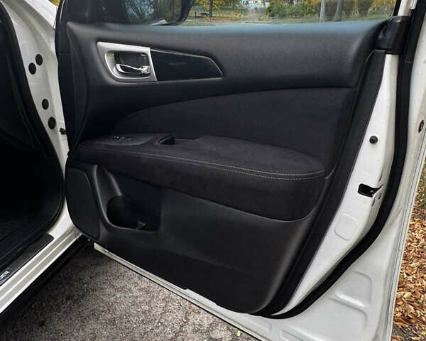 Белый Ниссан Патфайндер, объемом двигателя 3.5 л и пробегом 250 тыс. км за 11700 $, фото 18 на Automoto.ua