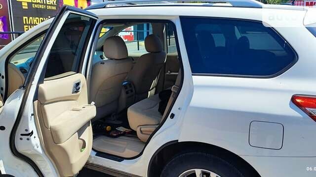 Белый Ниссан Патфайндер, объемом двигателя 2.49 л и пробегом 270 тыс. км за 12399 $, фото 1 на Automoto.ua