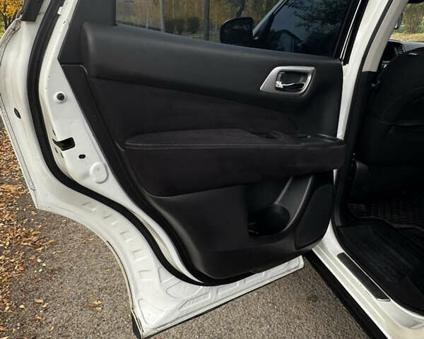 Белый Ниссан Патфайндер, объемом двигателя 3.5 л и пробегом 250 тыс. км за 11700 $, фото 14 на Automoto.ua