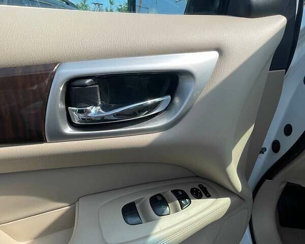 Белый Ниссан Патфайндер, объемом двигателя 2.5 л и пробегом 143 тыс. км за 12600 $, фото 10 на Automoto.ua