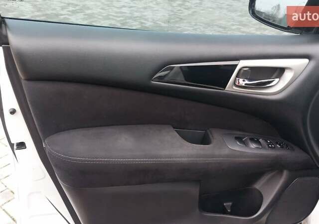 Белый Ниссан Патфайндер, объемом двигателя 3.5 л и пробегом 250 тыс. км за 12700 $, фото 14 на Automoto.ua