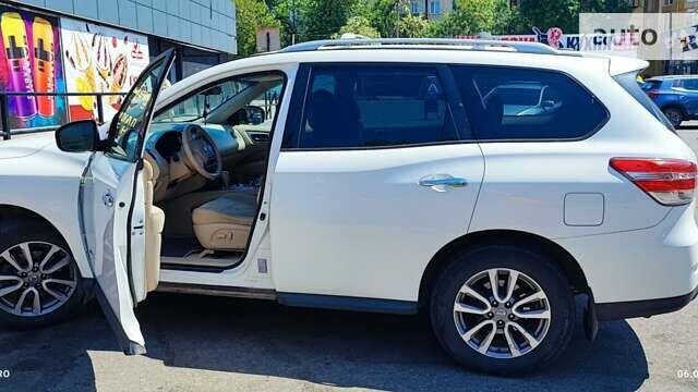 Белый Ниссан Патфайндер, объемом двигателя 2.49 л и пробегом 270 тыс. км за 12399 $, фото 4 на Automoto.ua