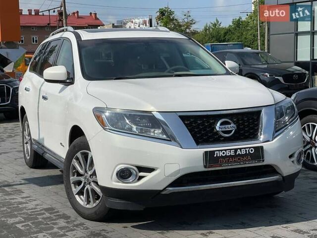 Белый Ниссан Патфайндер, объемом двигателя 2.5 л и пробегом 143 тыс. км за 12600 $, фото 2 на Automoto.ua