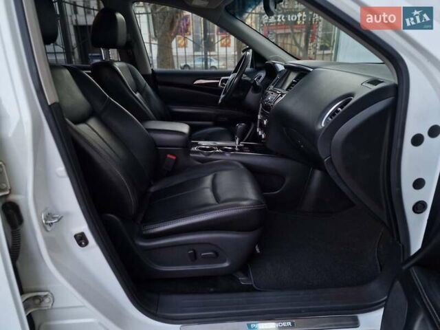Білий Ніссан Патфайндер, об'ємом двигуна 2.5 л та пробігом 223 тис. км за 13490 $, фото 42 на Automoto.ua