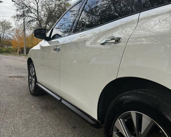 Белый Ниссан Патфайндер, объемом двигателя 3.5 л и пробегом 250 тыс. км за 11700 $, фото 4 на Automoto.ua