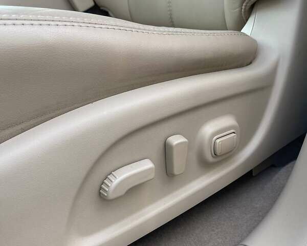 Белый Ниссан Патфайндер, объемом двигателя 2.5 л и пробегом 143 тыс. км за 12600 $, фото 12 на Automoto.ua