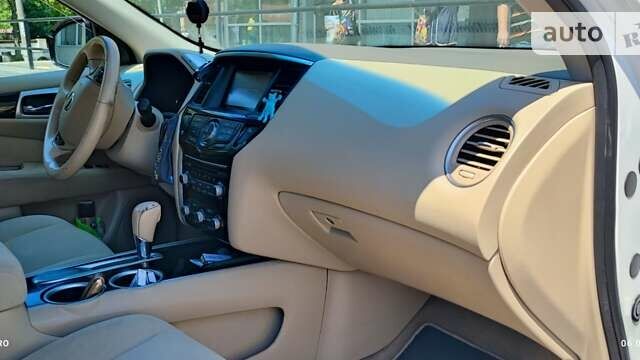 Белый Ниссан Патфайндер, объемом двигателя 2.49 л и пробегом 270 тыс. км за 12399 $, фото 2 на Automoto.ua