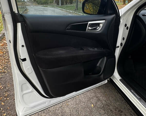 Белый Ниссан Патфайндер, объемом двигателя 3.5 л и пробегом 250 тыс. км за 11700 $, фото 13 на Automoto.ua