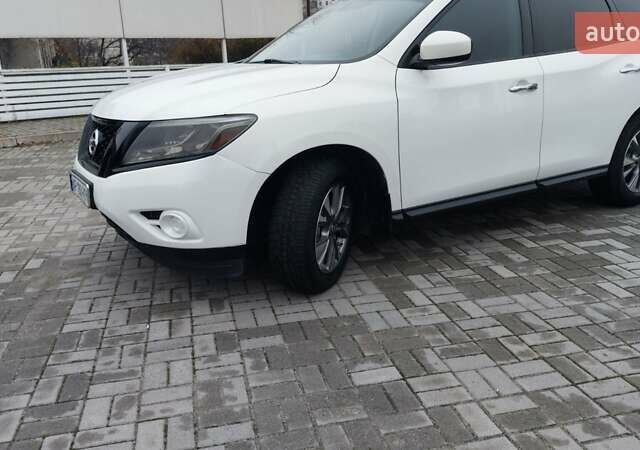 Белый Ниссан Патфайндер, объемом двигателя 3.5 л и пробегом 250 тыс. км за 12700 $, фото 1 на Automoto.ua