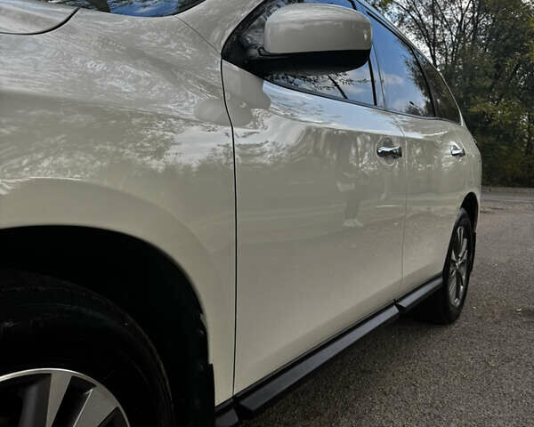 Белый Ниссан Патфайндер, объемом двигателя 3.5 л и пробегом 250 тыс. км за 11700 $, фото 2 на Automoto.ua