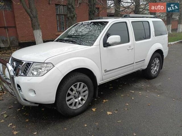Білий Ніссан Патфайндер, об'ємом двигуна 3 л та пробігом 153 тис. км за 21000 $, фото 9 на Automoto.ua