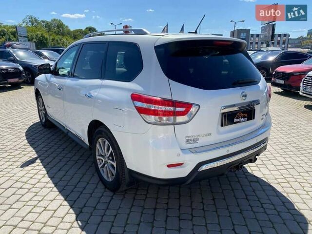 Белый Ниссан Патфайндер, объемом двигателя 2.5 л и пробегом 254 тыс. км за 13500 $, фото 4 на Automoto.ua