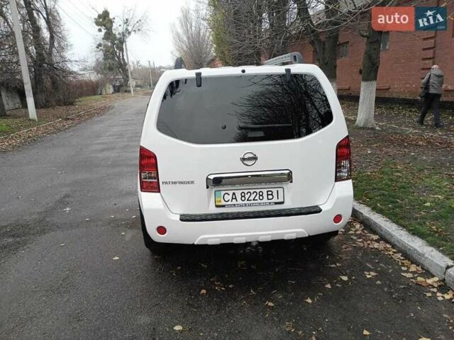 Білий Ніссан Патфайндер, об'ємом двигуна 3 л та пробігом 153 тис. км за 21000 $, фото 11 на Automoto.ua
