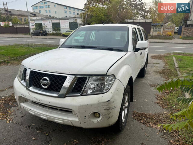 Ниссан Патфайндер 2014 в Киеве на Automoto.ua Белый Ниссан Патфайндер, объемом двигателя 2.5 л и пробегом 150 тыс. км за 6000 $, фото 2 на Automoto.ua