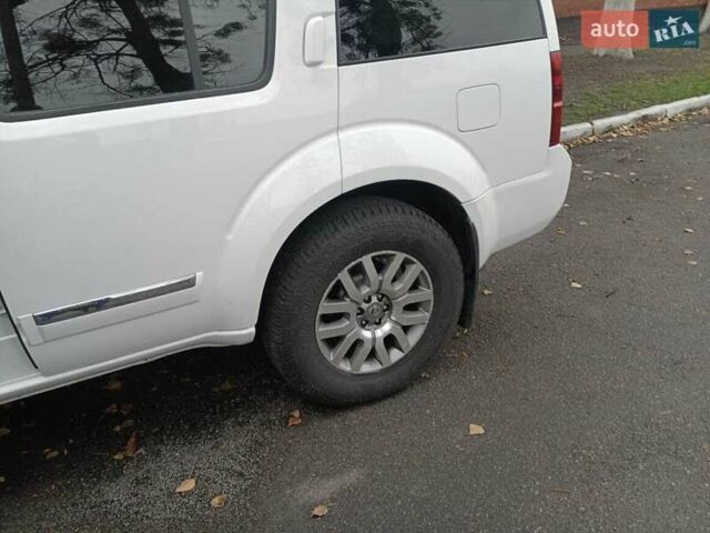 Білий Ніссан Патфайндер, об'ємом двигуна 3 л та пробігом 153 тис. км за 21000 $, фото 5 на Automoto.ua