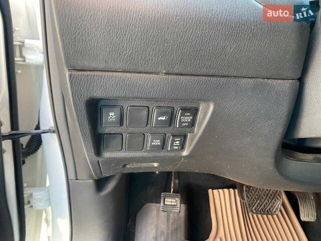 Белый Ниссан Патфайндер, объемом двигателя 2.5 л и пробегом 254 тыс. км за 13500 $, фото 12 на Automoto.ua