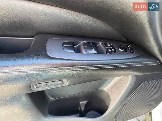 Белый Ниссан Патфайндер, объемом двигателя 2.5 л и пробегом 254 тыс. км за 13500 $, фото 11 на Automoto.ua