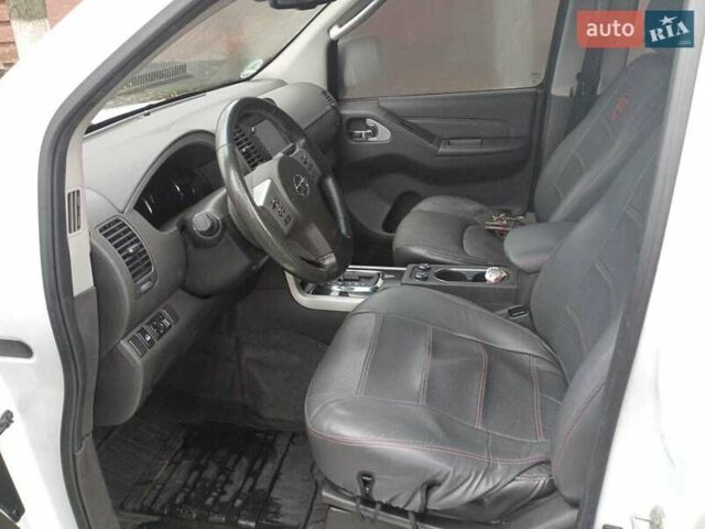 Білий Ніссан Патфайндер, об'ємом двигуна 3 л та пробігом 153 тис. км за 21000 $, фото 2 на Automoto.ua
